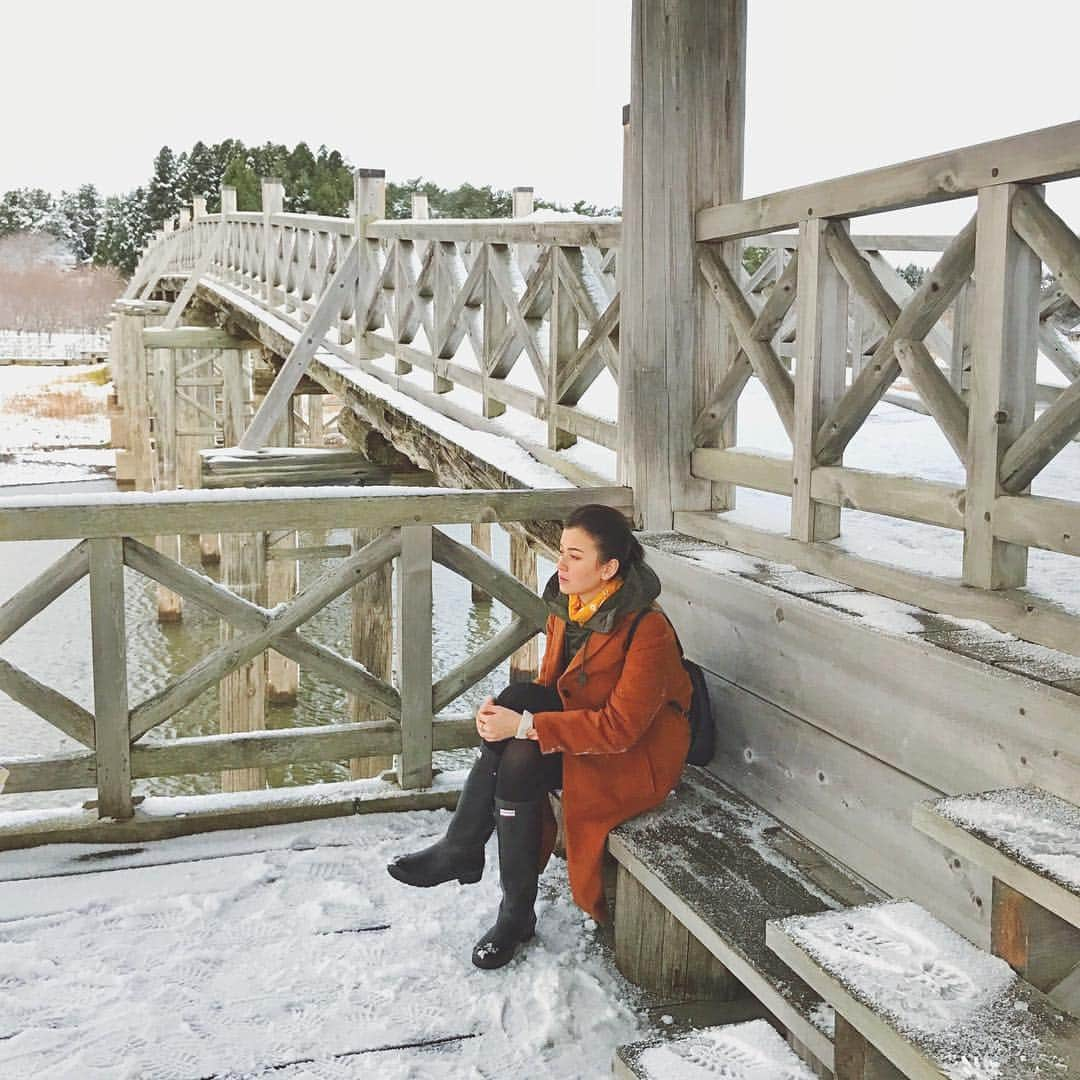 Kimberly Ryderさんのインスタグラム写真 - (Kimberly RyderInstagram)「That time I held a hot can of chocolate (they sell those in #Japan🇯🇵!) to warm up my hands but it went cold so quickly! ❄️ #SecretSky #TsurunomaiBridge #Aomori」6月3日 18時55分 - kimbrlyryder