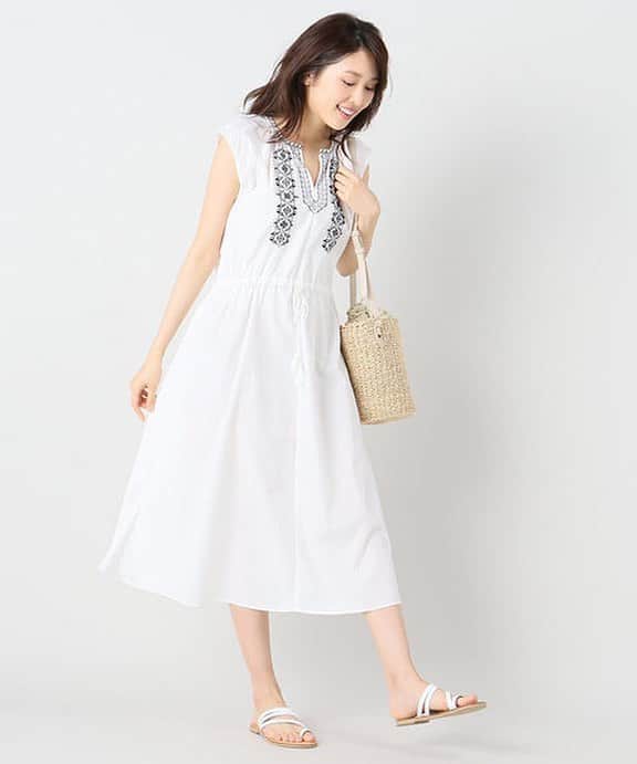 成田沙季のインスタグラム：「おはようございます〜☀ 今日は良い天気💕 爽やかワンピで鎌倉へお出かけしたいなぁ😋  #nmtinc #成田沙季 #baycrews  #bcstock  #shooting  #fashion  #ワンピース #かごバッグ  #サンダル」