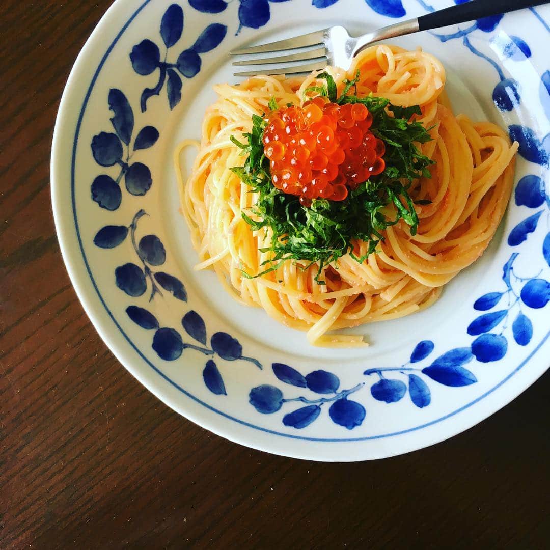 志摩有子さんのインスタグラム写真 - (志摩有子Instagram)「お昼は明太子パスタ🍝 スーパーでいくらがお買い得になっていると明太子パスタが作りたくなる本末転倒。いくらが加わるとひと味もふた味も美味しくなる。大葉たっぷり。キムチで味変。 #明太子パスタ #魚卵マニア」6月3日 13時20分 - ariko418