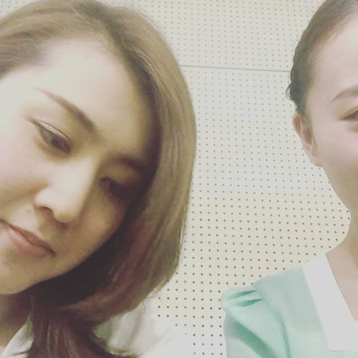飛河蘭のインスタグラム：「誰のモノマネでしょーーーか！？ #飛河蘭  #真衣ひなの  #モノマネシリーズ #ヒントは宝塚のトップさんです #楽屋でいつもやってたねー」