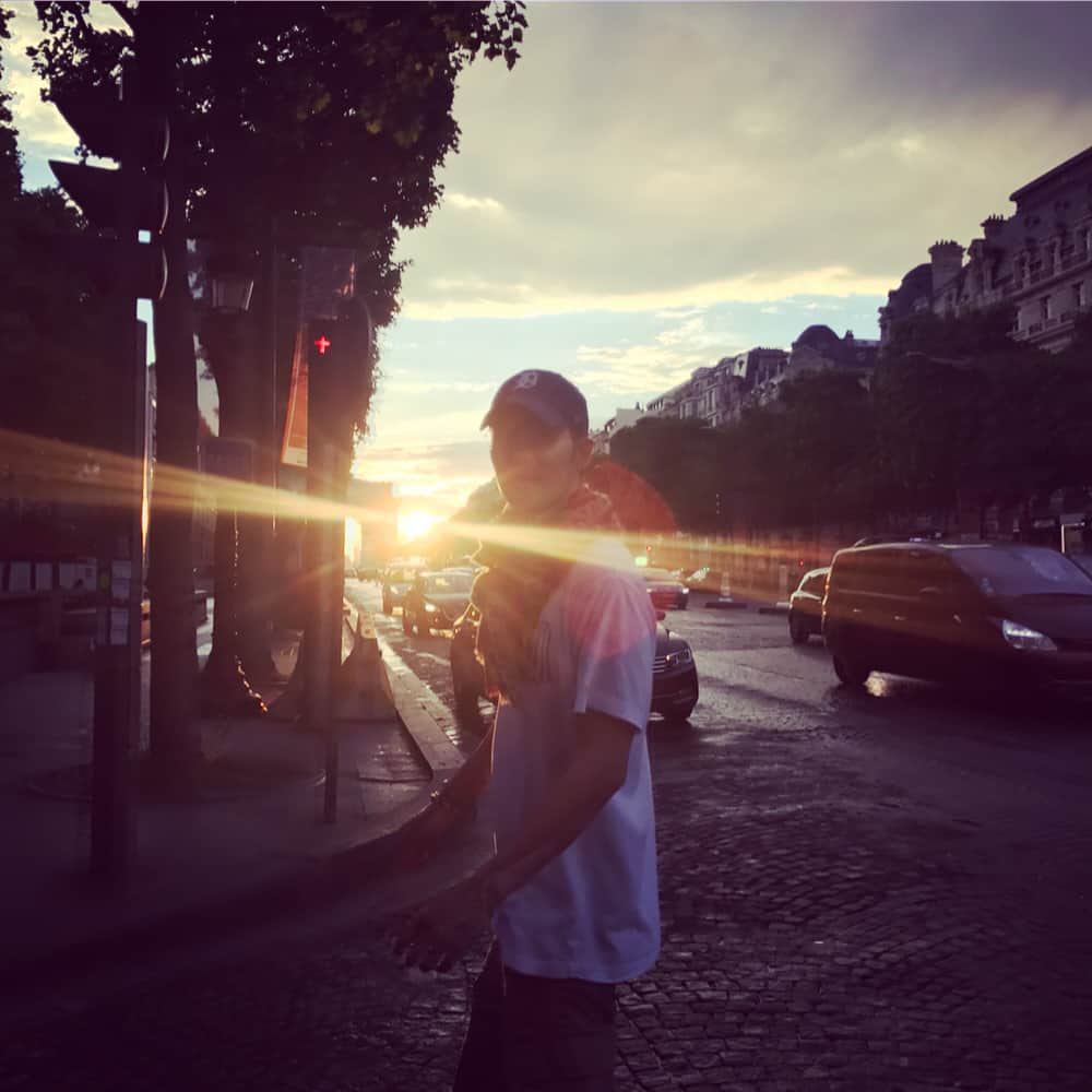 キム・ジソクのインスタグラム：「개선문 역광 에펙트 helloagainparis🤘」