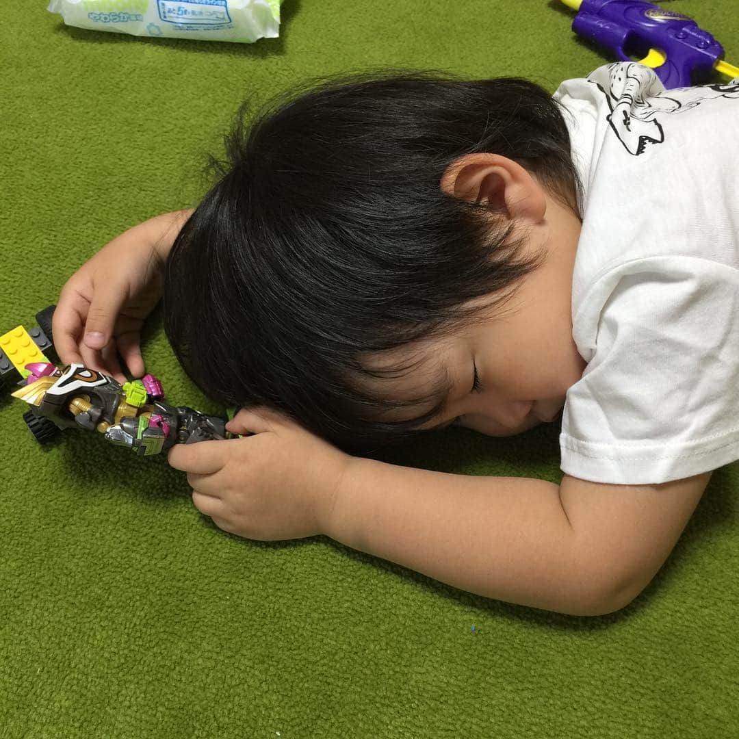 ぺんちゃんねるのインスタグラム：「* マキシマムゲーマーを持ったまま 寝てしまった。 かわいい笑 * #follow #kids #instakids #TagsForLikes #children #childrenphoto #love #cute #adorable #instagood #young #sweet #like #little #fun #photooftheday #family #baby #instababy #play #happy #smile #instacute #ファインダー越しの私の世界 #幸せ #かわいい #子供 #親バカ部 #親バカ」