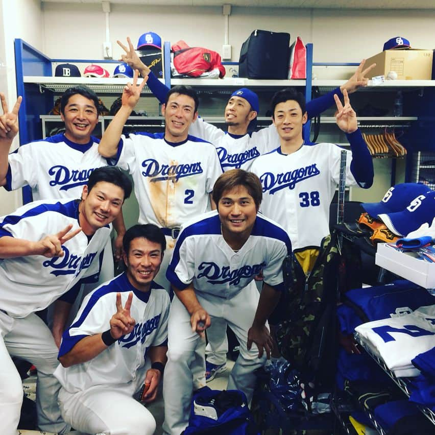 藤井淳志さんのインスタグラム写真 - (藤井淳志Instagram)「祝‼️パオロンデー♪(´ε｀ ) #荒木さん#２０００本安打おめでとうございます#名球会#明日から話す時緊張してまうわ#藤井淳志#荒木雅博#森野将彦#平田良介#松井雅人#堂上直倫#福田永将#中日ドラゴンズ」6月3日 17時30分 - atsushi.fj4