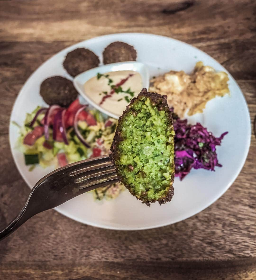 レベッカ・ビュルジェールのインスタグラム：「Falafel plate💚🇮🇱」