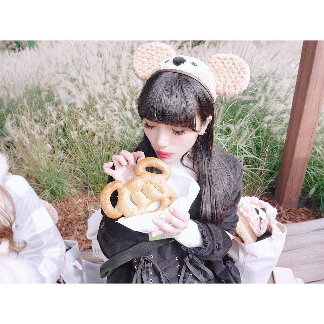 宮谷優恵（ゆえち）のインスタグラム：「. . ミッキーのプレッツェル🐭 . #shanghaidisneyland #上海ディズニーランド #SHDL #duffy #ダッフィー #shanghai #yuemiyatani #宮谷優恵 #yuechi #ゆえち」