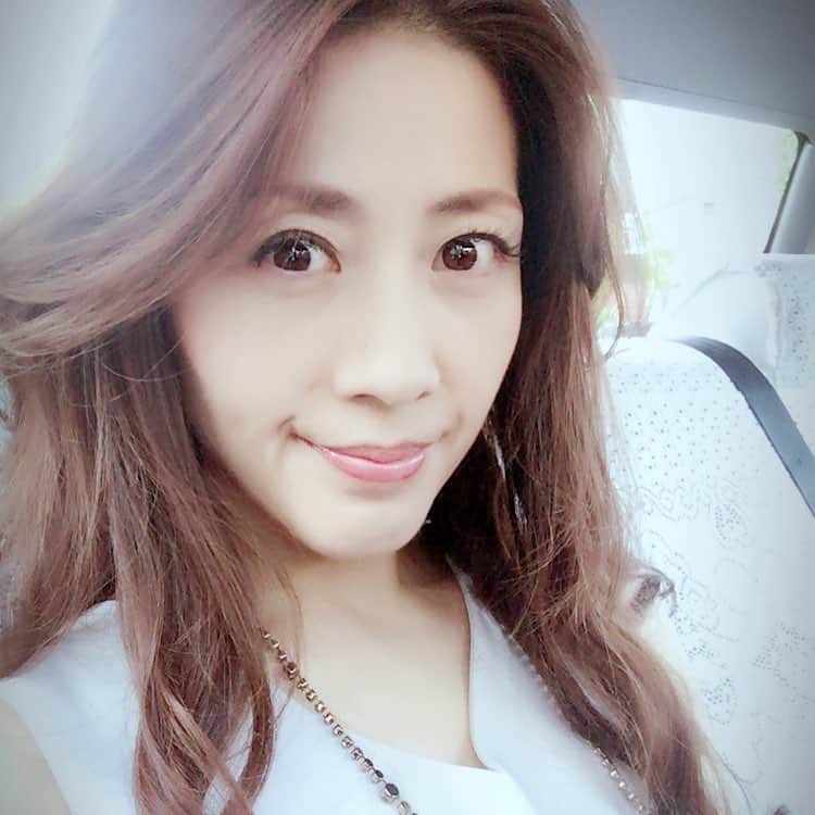 小林美香子のインスタグラム：「前の職場の歓送迎会に行ってきました。  色々な事があり、その日常は私にとって今思い返すと戦いの場でもありました。笑  その分、子供たちのその後もとても気になるところで、色んな近況が聞けて適材適所な状況を確認できて、とても良かったです(*☻-☻*) 私は私で今の環境や立場を毎日幸せに感じています。*･゜ﾟ･*:.｡..｡.:*･'(*ﾟ▽ﾟ*)'･*:.｡. .｡.:*･゜ﾟ･ それもこれも、やっぱり前の職場の教えや経験があったからこそです。 改めて感謝の気持ちを感じました。  でも、やっぱり人間が集まるところはすごいところです。 色んな大人と子供たちとの出会いがあり別れがあり、一年過ぎる頃には、また新しい風が吹いて退職される方や新しく新任される方がいます。その環境にドキドキします。  色んな事を思った歓送迎会でした。」