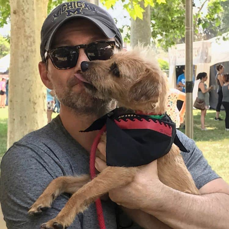 クリスチャン・スレーターのインスタグラム：「My wife and I spent an incredible morning with @bestfriendsanimalsociety at the NKLA Super Adoption, open today and tomorrow at Warner Center Park in Woodland Hills. There are hundreds of puppies, dogs, cats and kittens that are hoping to find a home this weekend. Please stop by and meet them and all of the wonderful volunteers and organizations that commit their time and resources to saving the lives of innocent animals. Thank you @emmyrossum and @samesmail for introducing us to this amazing organization and for asking for donations to @bestfriendsanimalsociety instead of wedding gifts. We sponsored an hour of adoptions today in your honor! #SaveThemAll」