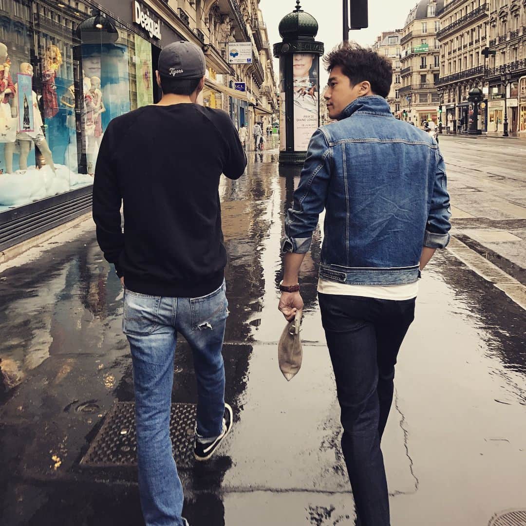 キム・ジソクのインスタグラム：「파리의 연인...🇫🇷👨‍❤️‍👨🗼 . . . . . .  #여자들은백샷을좋아한대#백샷이뭐야?#뒷모습어깨이런거#뒤로찍어그럼#계속찍어#카메라보지마#나올때까지계속찍어#자연스럽게계속찍으라구#마지막엔웃어#웃으라구」