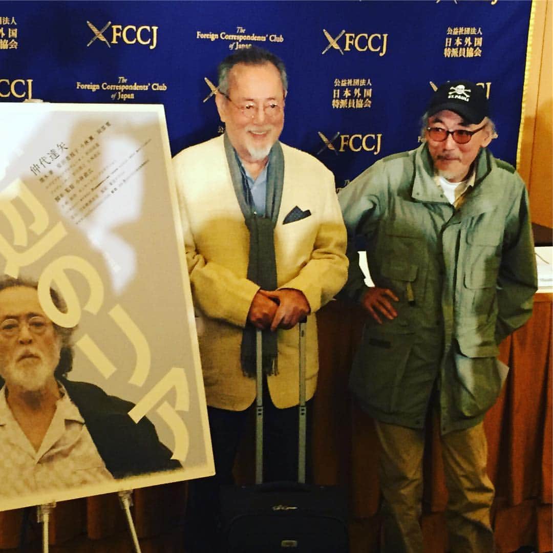 河尻亨一のインスタグラム：「昨日より上映が始まった映画「海辺のリア」。主演は仲代達矢さん。知人のニック・ウエムラさんがプロデュースに携わっていることもあり、先日の試写と外国特派員協会の記者会見へ。  戯曲「リア王」が下敷きとなっていたり、認知症がテーマだったりするわけですが、「シリアスな悲劇」みたいなイメージで見るともったいない作品。  仲代さんによる全身全霊の芝居を堪能でき、小林政広監督も「滑稽」という言葉で言い表していたが、思わず吹きそうになるシーンも多い。見終わった後に言葉にできない何かが残る。（写真は記者会見の会場にて）」