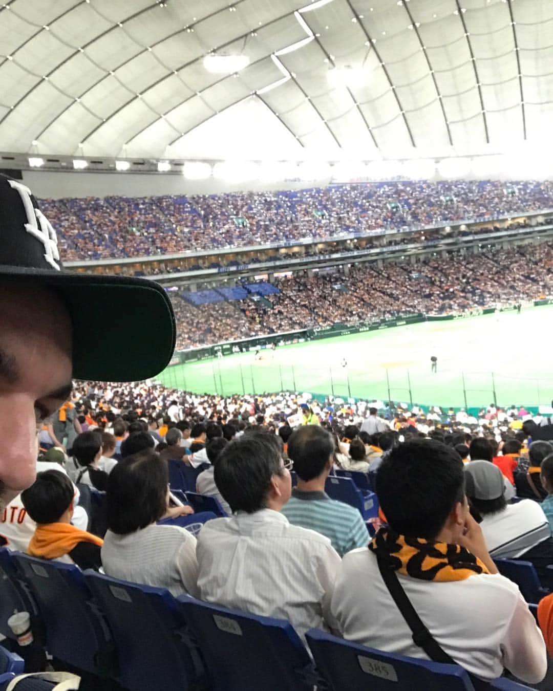 ハーフナー・マイクのインスタグラム：「#チケットありがとう #相川さん #あいきーとツーショット #baseball #巨人対オリックス #観戦中 #ビールうまし #顔がギリギリ写らんセルフィー」