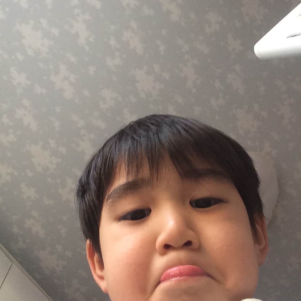 浅川稚広さんのインスタグラム写真 - (浅川稚広Instagram)「#息子4歳2ヶ月  #自撮り  #パパママ妹の似顔絵を描いてくれました(*´꒳`*)❤︎」6月4日 23時59分 - chiffy1110