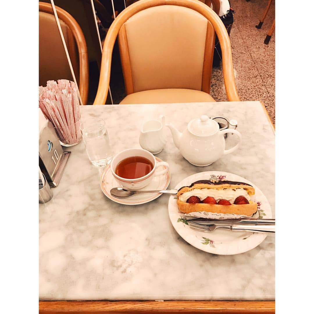 市川実和子さんのインスタグラム写真 - (市川実和子Instagram)「🍓 ずっと欲しかった古本を手に入れて、ご機嫌でお茶した帰り道、摘みたての苺みたいに相変わらずかわいらしい @hinanoyoshikawa にもばったり会えて上機嫌😊」6月4日 19時44分 - miwako_ichikawa_