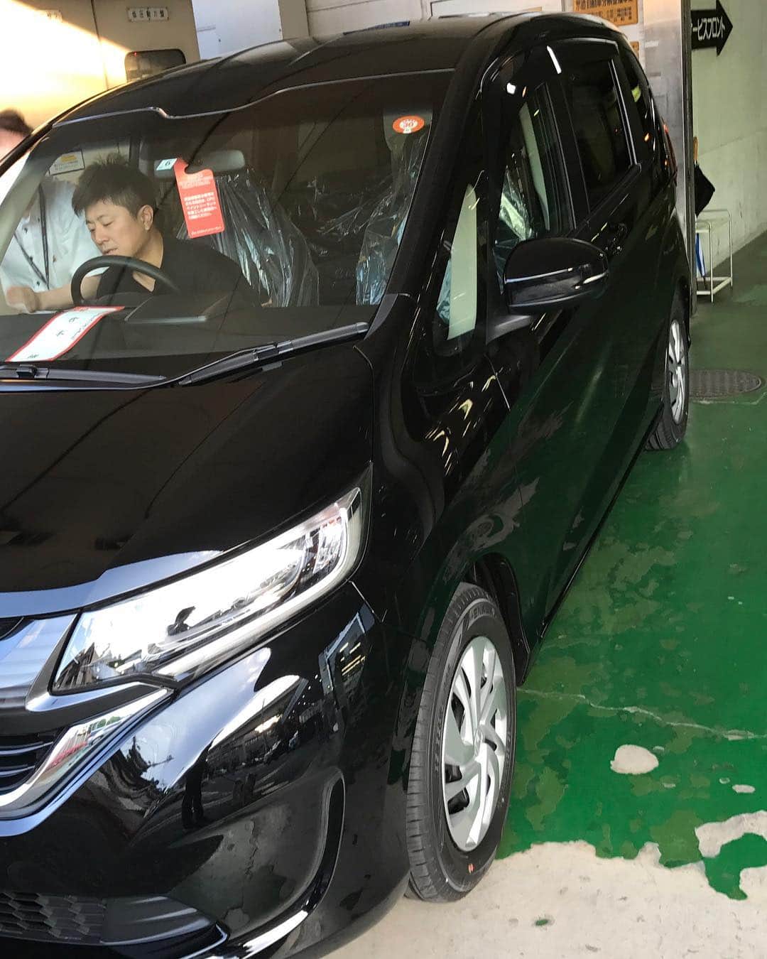 高橋みゆきのインスタグラム：「愛車🚙これでどこでも行けるよ💨クラ吉も一緒に🐶✨ワーイ🙌😆 #愛車 #イタリア以来の運転 #ヤバイ #交通安全第1 #海行こう」