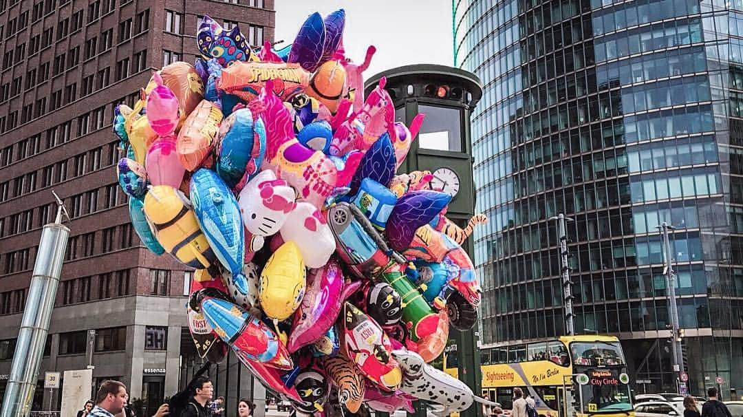 レベッカ・ビュルジェールのインスタグラム：「🎈💕Balloons at Postdamer Platz, Berlin🇩🇪」