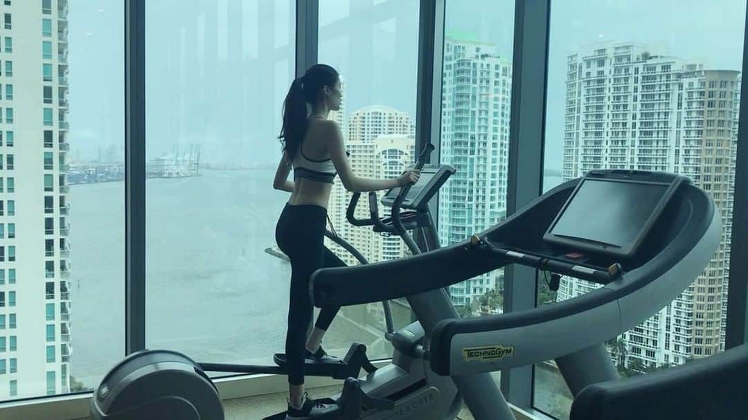 スイ・ヒーのインスタグラム：「🏃」