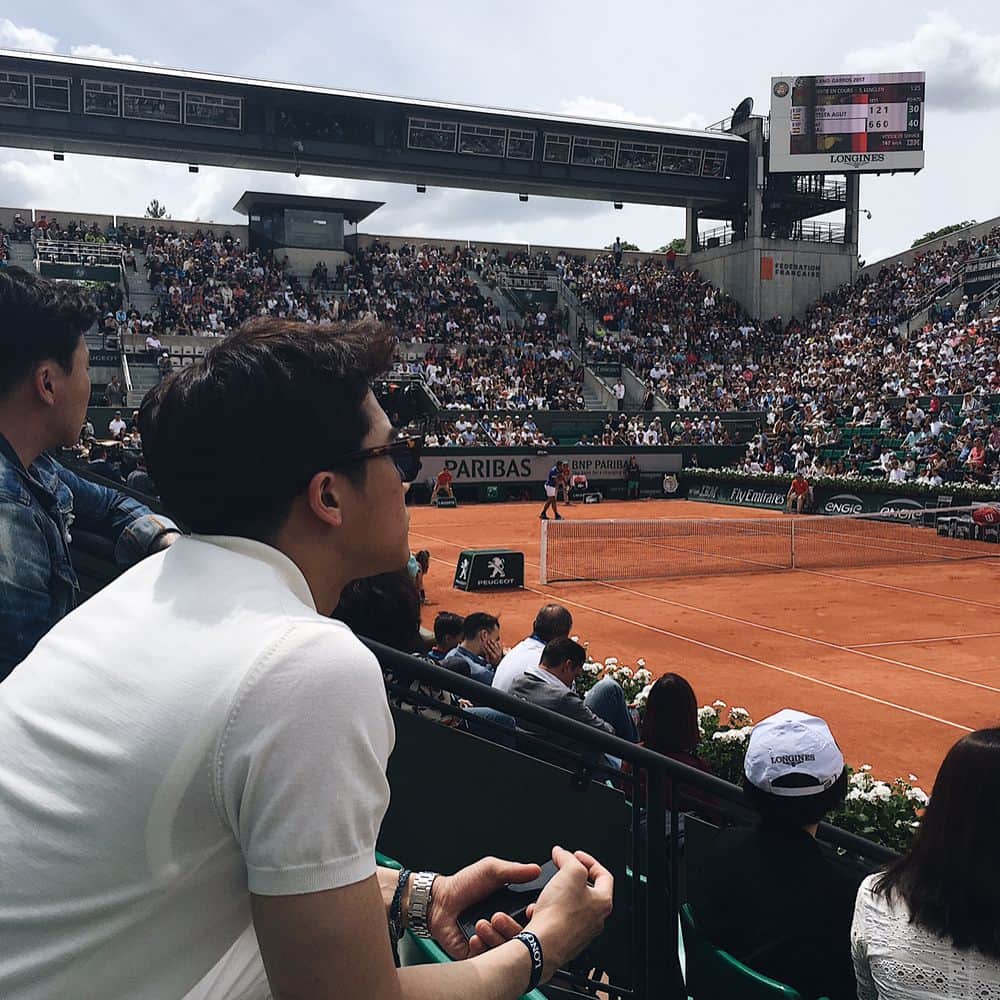ハ・ソクジンさんのインスタグラム写真 - (ハ・ソクジンInstagram)「워즈니아키 바로 뒤에서 보다가 tv출연😎  #rolandgarros #rg2017 #raphaelnadal #carolinewozniacki」6月5日 6時51分 - haseokjin