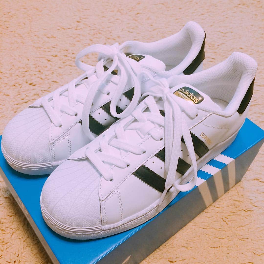 近田安理紗のインスタグラム：「スニーカー届いた👟✨ #さきさきふーな #に付いてきてもらった #試着で #24履いてるつもりが #ずっと23.5履いてた #そらおかしい #adidas  #superstar  #white」