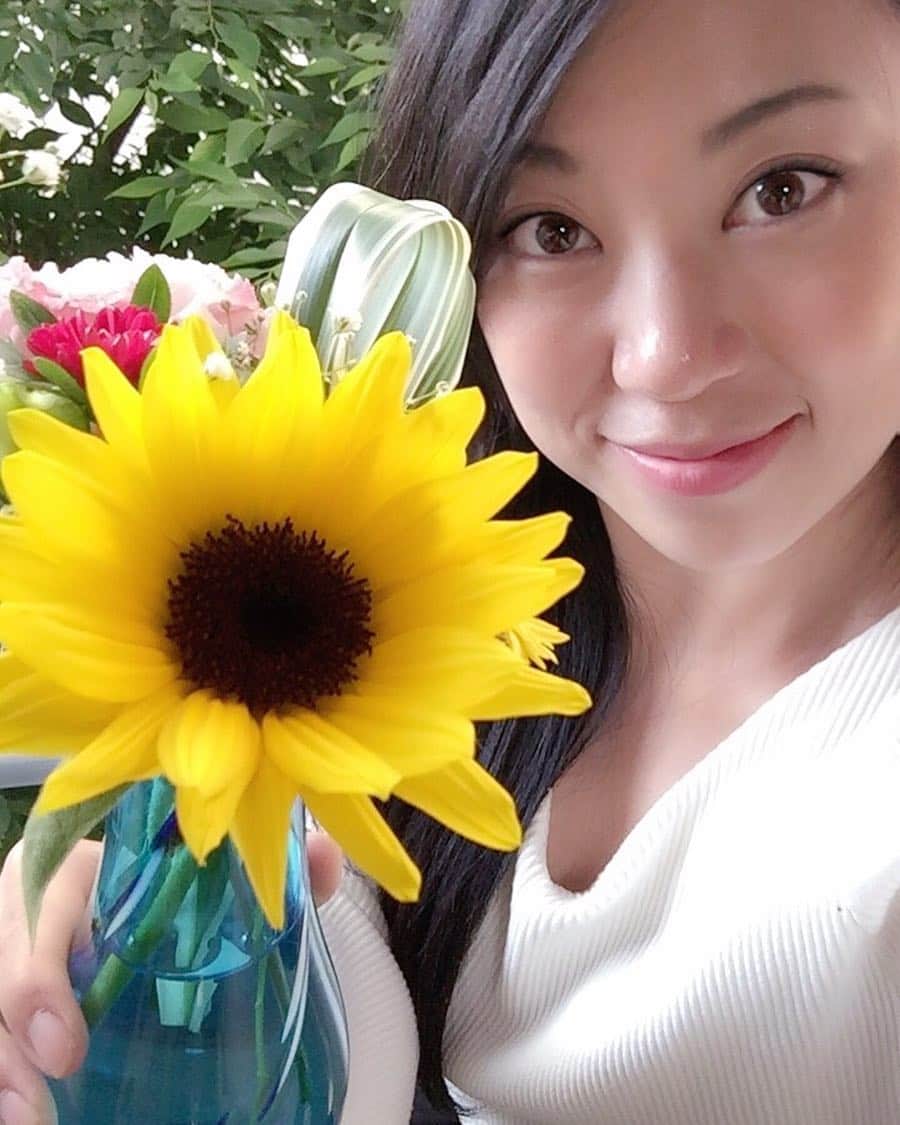 高瀬みゆきのインスタグラム：「Season blooming sunflower :) ひまわりの咲く季節ですね♪  #sunflower」
