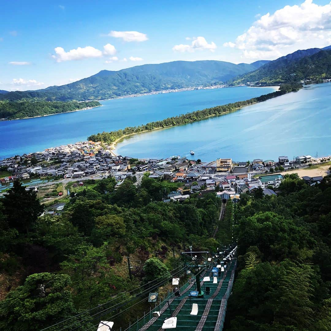 鈴木砂羽さんのインスタグラム写真 - (鈴木砂羽Instagram)「初めて訪れた天橋立☁️ そして以前から気になっていた籠神社。 本日は天気も良く最高のロケーションでした☀️ ママチャリおばちゃん、爽快に風切って籠神社へ。  思い立って突如訪れてしまったけど 来てよかったと心から思いました。 すごくパワーをいただきました✴︎ 感謝！！！ お参りの後、抜けるような青空を見上げると 龍神様に会えた気がしたなぁ☁️🐉 もう一つ、近くにある真名井神社はお直し中 でしたが、 ここもすごく静かなパワーを感じました🌲  帰りの船ではカモメとランデブー。  お昼に外で食べたラーメン、気持ちよかった。 また食べたい🍜 で、また突如思い立ってここに来たいなぁ。。。 ということで〆っ🤗  #天橋立 #丹後 #籠神社 #真名井神社 #くじからラーメン」6月5日 18時13分 - bombon_sawa