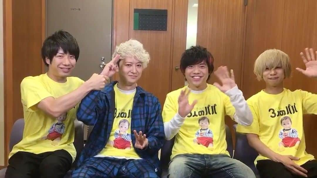 TBS「3人のパパ」のインスタグラム：「サプライズ動画！発射です✨ 3人のパパの主題歌を担当しているKEYTALKさん @keytalk_official よりスペシャルメッセージをいただきました❗️しかも3パパTシャツを着てくださっています😂✨ありがとうございます👍🏻明後日8話OA日に、「黄昏シンフォニー」のCDが発売されます！またCDTVの出演も決まりました！おめでとうございます🎉 . #3人のパパ #3パパ #tbs #tbsドラマ #水曜よる11時56分 #6月7日8話放送 #そして黄昏シンフォニー発売 #あと2日 #CDプレゼント告知もあります #お見逃しなく#KEYTALKさんありがとうございます #3パパ公式Twitterには別バージョンアップ中」