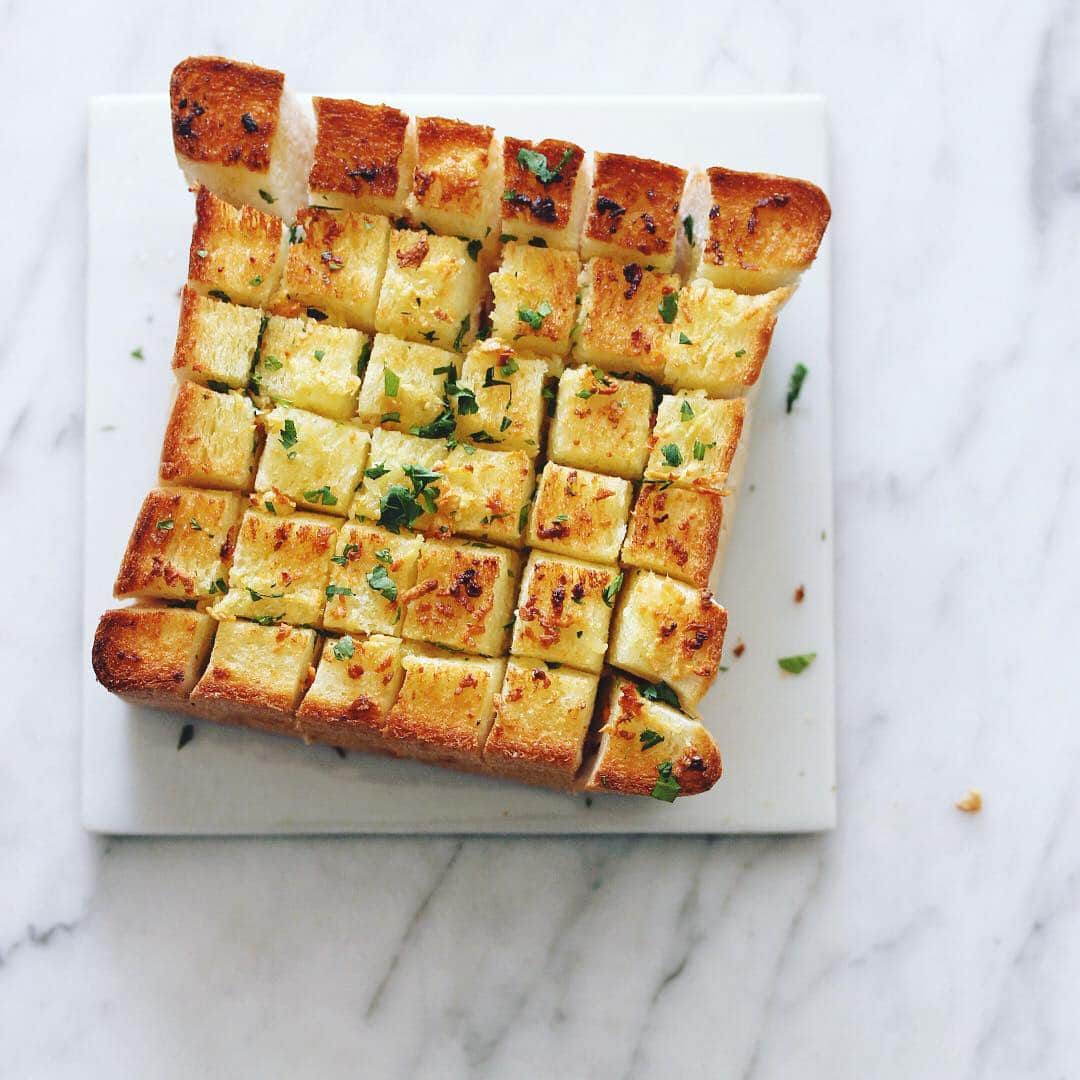 樋口正樹さんのインスタグラム写真 - (樋口正樹Instagram)「Garlic toast . ガーリックトースト🍞 月曜の朝から素敵なニンニクの香りに包まれてました。1/2斤にたっぷりのガーリックバターを染み込ませてます。表面サックリ、中はしっとりホクホク😋 . #ガーリックトースト #クッキングラム #激悪飯 #おしゃパン #toastgram #garlictoast」6月5日 10時35分 - higuccini