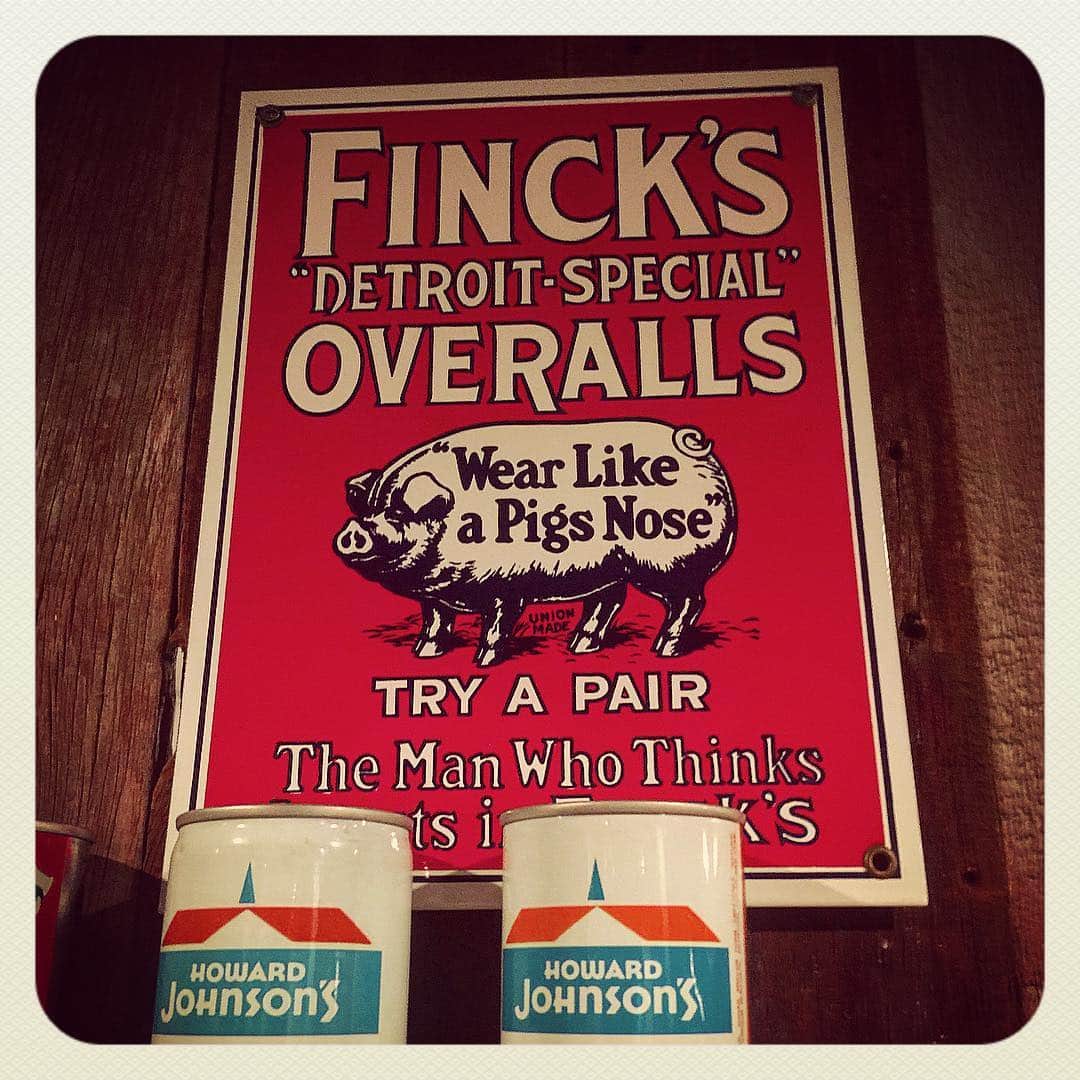 大川知英のインスタグラム：「綺麗なFINCK'S original vinterge Sign🇺🇸❗ レプリカも作られてるがこれはオリジナル🏋🏼‍♀️ サイズも小さいので飾りやすいですよー🚀 古着好きアメカジ好きな方、お部屋がcoolになります🇺🇸 For SALE🤡✈️お求め先はタグ付けしてます👌 #ビンテージ  #看板  #フィンクス #オリジナル #アメカジボーイズ  #TakatsuBase」