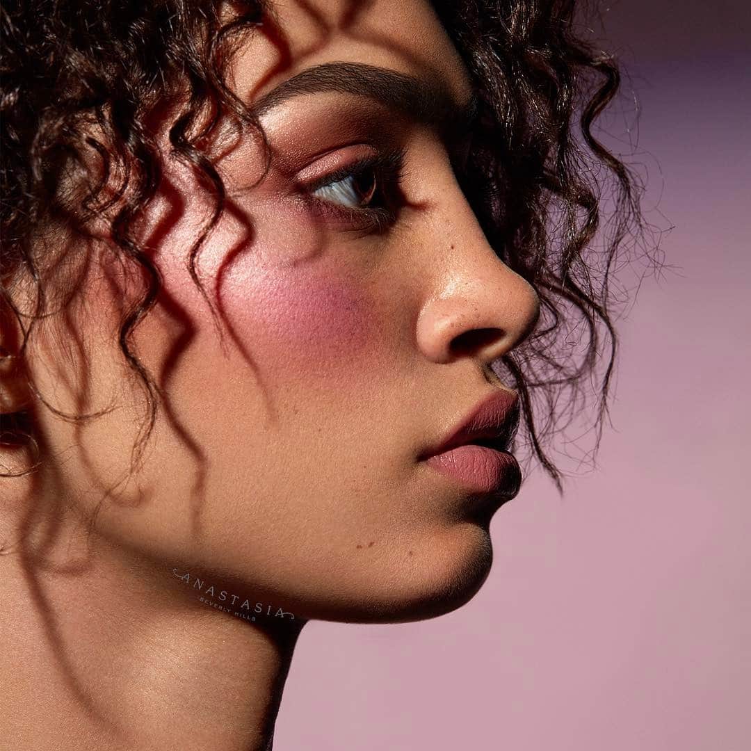 Anastasia Beverly Hillsさんのインスタグラム写真 - (Anastasia Beverly HillsInstagram)「✨Model is wearing the new summer Blush Trio "Pink Passion" in shade "Basically" 💋 Lipgloss in Vintage  Brows filled with #BrowWiz in Dark Brown  CREATIVE:  CD: @norvina PHOTO: @brianziff MUA: @anthonymerante HAIR: @sienree  MODEL: @theravenlyn  #anastasiabeverlyhills #abhblush」5月13日 5時19分 - anastasiabeverlyhills