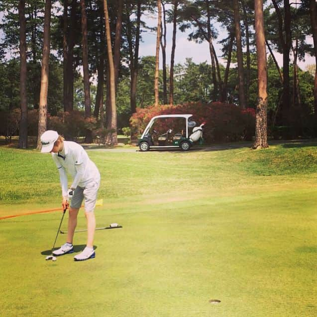 ケヴィン・レイノルズさんのインスタグラム写真 - (ケヴィン・レイノルズInstagram)「#fbf to my first round of golf in Japan at The Golf Club Ryugasaki 🏌️ Beautiful course. I have to say the club atmosphere was quite... different than at home. Featured: •Marble pillars •Gold decor •Statue busts •Classical music And impeccable service. Oh, and you have lunch after 9 holes of your round! Our choice was the Mabo Tofu. My game was a little rusty, but didn't matter - I thoroughly enjoyed the whole experience.」5月13日 8時31分 - kevin.reynolds