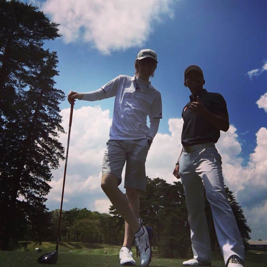 ケヴィン・レイノルズのインスタグラム：「#fbf to my first round of golf in Japan at The Golf Club Ryugasaki 🏌️ Beautiful course. I have to say the club atmosphere was quite... different than at home. Featured: •Marble pillars •Gold decor •Statue busts •Classical music And impeccable service. Oh, and you have lunch after 9 holes of your round! Our choice was the Mabo Tofu. My game was a little rusty, but didn't matter - I thoroughly enjoyed the whole experience.」