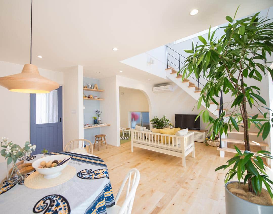 ALLHOUSE co.,ltd. @HIROSHIMAのインスタグラム：「オールハウスのスマイリア。 セントラルシティこころ住宅展示場に土日Openしています。 揃ってご来場下さいませ♡ #myhome #interior #design #オールハウス #健康 #子育て #新築 #戸建て #施工 #広島 #広島市 #広島県 #無垢材 #自然素材 #木造 #木の家 #スマイリア #アイアン #雑貨 #漆喰 #住まい #暮らし」