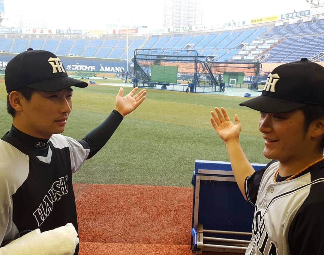 阪神タイガースさんのインスタグラム写真 - (阪神タイガースInstagram)「残念ながら、本日の試合は雨天中止となってしまいました。という事で、残念そうな岩崎投手と松田投手です。 #阪神タイガース #横浜 #横浜はすごい雨です #初登場 #岩崎優 選手 #松田遼馬  選手」5月13日 12時32分 - hanshintigers_official