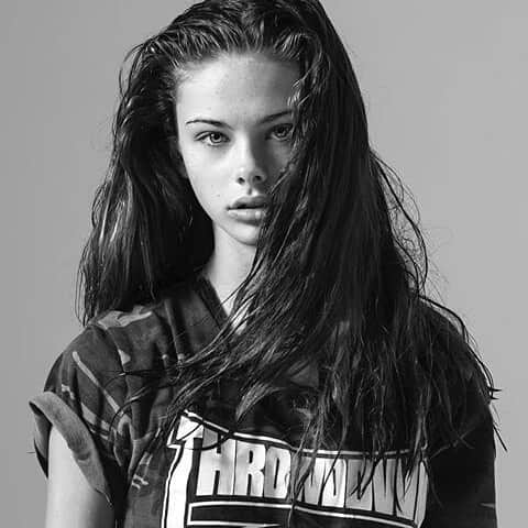 メイカ・ウーラードのインスタグラム：「Throwdown?? anything but love @meikawoollard」