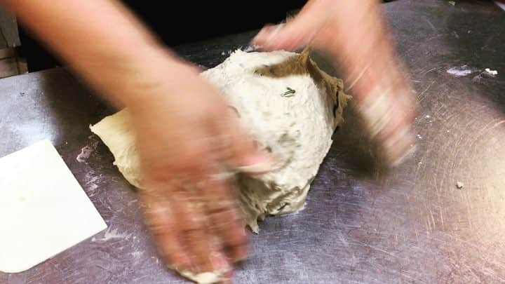 里山ホテル ときわ路のインスタグラム：「イタリアンランチ・ディナーでご提供しているフォカッチャは自家製。 ほぼ毎日焼き上げています。  ローズマリーを練り込み、こねこね。  香り高いふかふかのフォカッチャは評判です。  あぁ〜、食べたいな〜。 #里山ホテルときわ路  #森のリストランテrocco  #茨城 #常陸太田 #ランチ #ディナー #lunch #dinner  #satoyama #slowfood  #自家製パン #フォカッチャ」