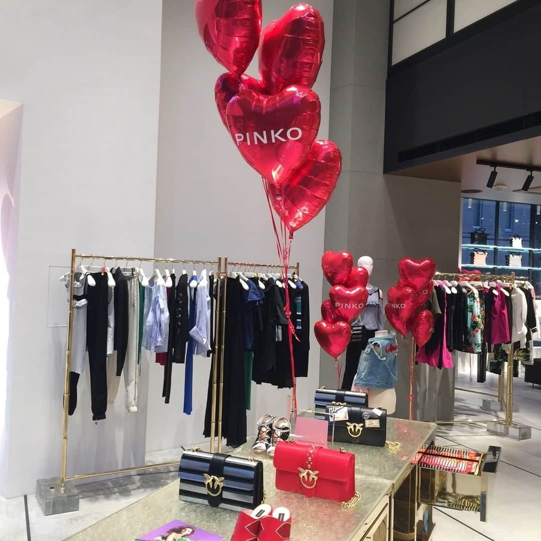 PINKOさんのインスタグラム写真 - (PINKOInstagram)「HAPPY MOTHER’S DAY! #PINKO 青山店にて#Mother’s Dayイベント開催中！ 5月10日から14日まで店内でドリンクサービスと可愛いバルーンをプレゼント。 #表参道　#骨董通り　#母の日プレゼント  HAPPY MOTHER’S DAY! We’re now having a wonderful event for Mother’s day at #PINKO AOYAMA store. From May 10th to 14th, you can get balloons and a light drink for you and your kids with us! #OMOTESANDO #KOTTODORI #MothersDay Present」5月13日 16時02分 - pinkoofficial