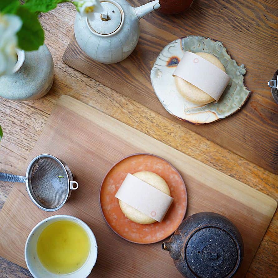 藤川沙弥のインスタグラム：「のんびりした時間🍵🍃 煎茶と最中を頂きながら😌🇯🇵 . . #cafe#wad#japan#osaka #煎茶#最中#大阪カフェ#カフェ#カフェ巡り#大阪カフェ巡り #카페#카페스타그램#カメラ女子#フィルター越しの私の世界#写真好きな人と繋がりたい」