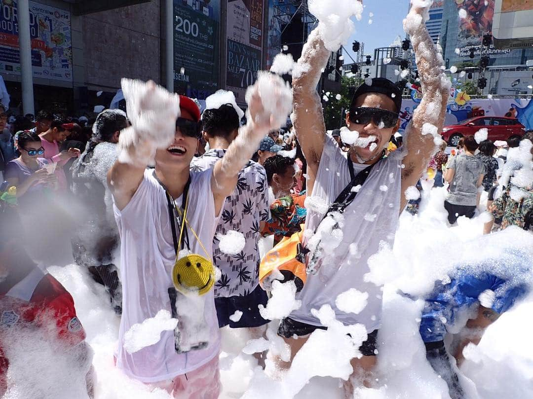 CoLoRさんのインスタグラム写真 - (CoLoRInstagram)「Enjoy life:):) 楽しんだ方がいいに決まっている。 #songkran #colorlgbt  #lgbttravel #bkk #bubble #gay #lesbian #bisexual #transgender #pansexual #LoveIsLove  #Pride  #LGBT  #ItsOk #ComeOut  #SorryNotSorry #ゲイ #バイ #レズビアン #トランスジェンダー」5月13日 18時20分 - color_lgbt_tokyo