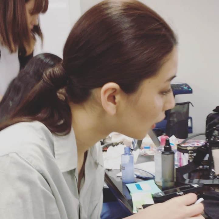 まゆみのインスタグラム：「おつかれさま🌈✨自分の笑い方がヒドイ🤣😂😅😅#メイク落とし #ネイル早乾かし #裏側 #ginza #fashion #model #fashionshow #和光銀座イベントホール #バックステージ #モデルのメイクオフ #おつかれさま🙌」