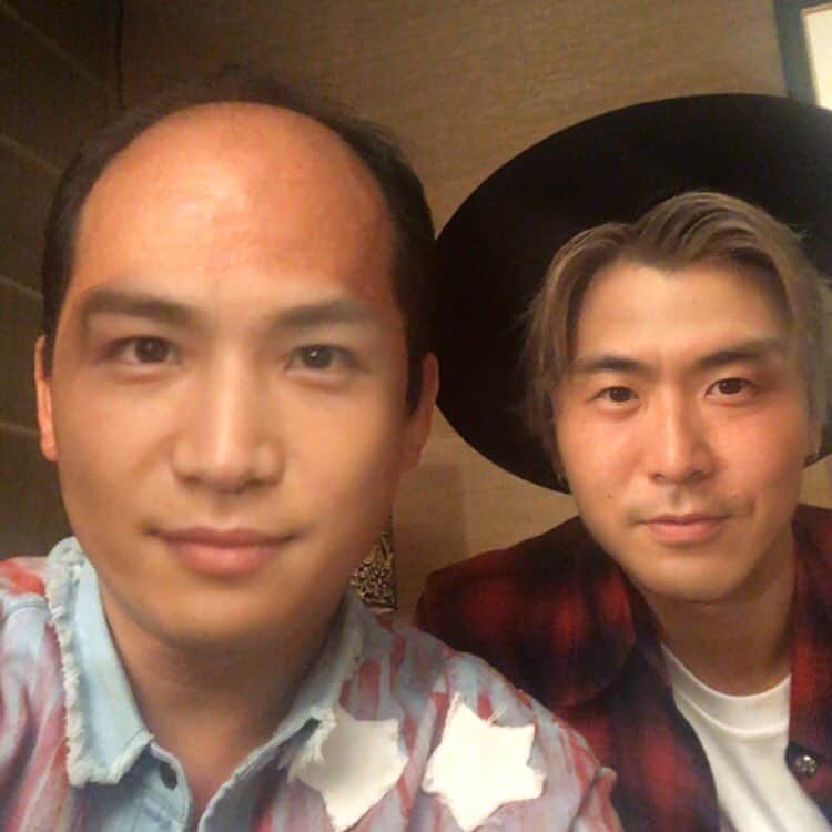 斎藤司のインスタグラム：「顔交換したよ #がんちゃんの50年後 #薄毛も #イケメン #ガンパゲ #おれベテランギタリストみたいになった #飲んだなう #三代目JSB #愛してる」