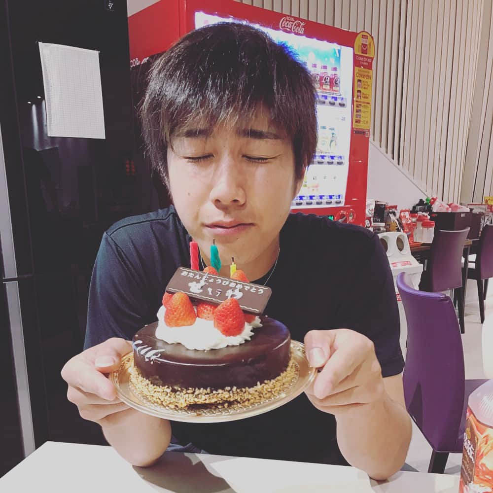 のインスタグラム：「今日は21歳の誕生日でしたー🎂🎉 毎年みんなありがとねほんと😁 メッセージくれた方々もありがとうございました！！ ２０歳の頃よりも一回りでも大きくなれるよう頑張り成長していきますのでこれからも応援よろしくお願いします✌🏻」