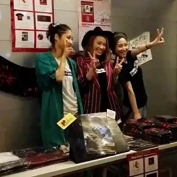 藍のインスタグラム：「キープホープアライブイ ✌︎('ω'✌︎ )✌︎('ω')✌︎( ✌︎'ω')✌︎ #なんじゃそれって感じやけど笑 #昨日集合写真撮るときにできた掛け声 #KeepHopeAlive #macheri  #SAKI  #藍」