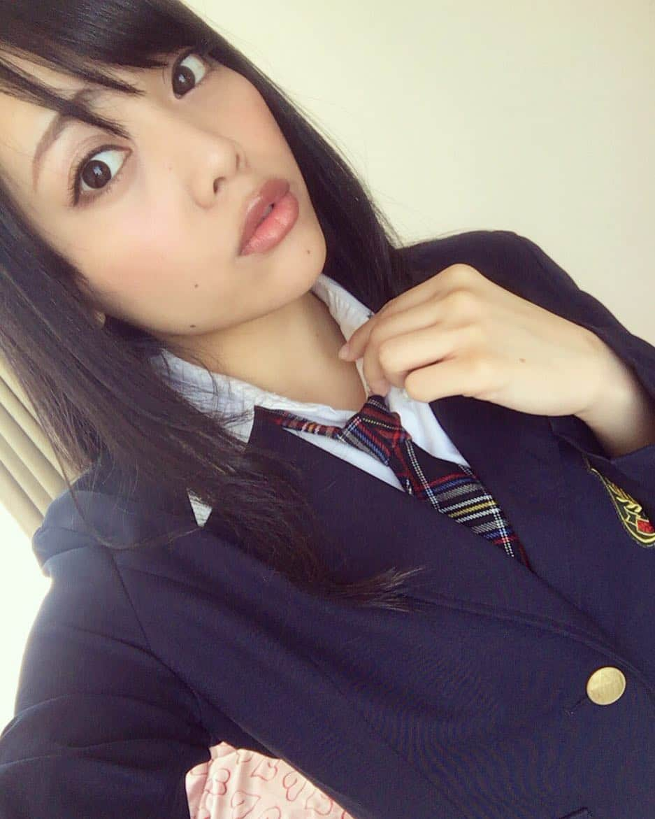 石川あんなさんのインスタグラム写真 - (石川あんなInstagram)「#きりり ヽ( *` д´ )ﾉ #制服  #ブレザーなのに警官っぽくない？笑」5月14日 14時25分 - anna_iskw