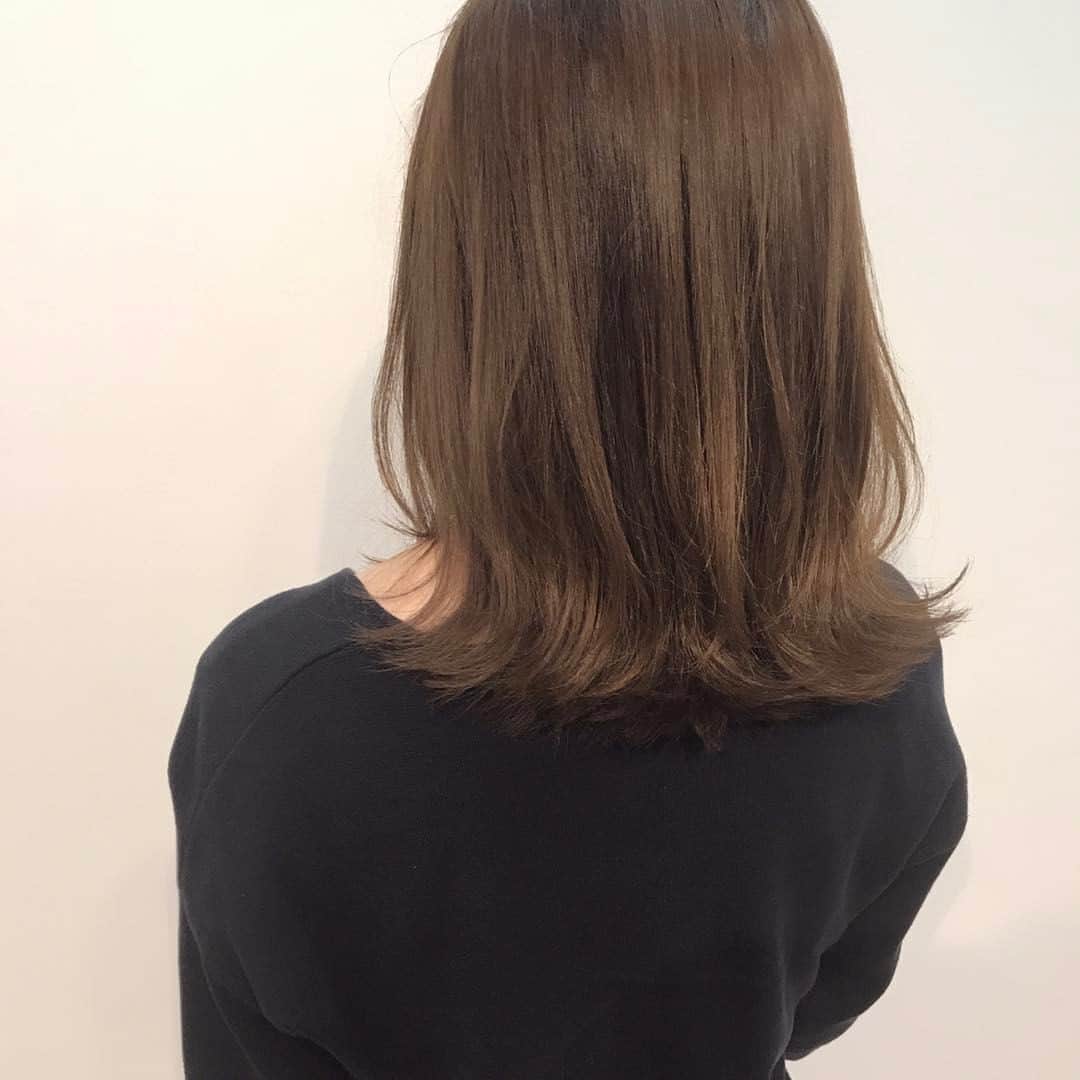 TWiGGY×ピクサムFのインスタグラム：「model Before/新生部2㎝/既染部/10トーン/普通毛/女性像（ナチュラル/大人っぽい） ・ Be12:A12:C-LA9（1:1:30%）OX6%2倍 ワンメイク 「少し明るくしながら、前回の暖色のオレンジ味を消したい」とのオーダー。 C-LA9（コントロールカラー）でベースのオレンジ味をかなり抑えることが出来ます。 ツヤ感たっぷりの春、夏のオススメレシピです♪ ・ #ピクサムカラー #セレクトベージュ #アッシュベージュ #春 #夏 #透明感 #巻き髪 #スタイリング #外国人風 #外国人風カラー #美容師 #美容室 #ロング #寒色系 #hair #haircolor #schwarzkopf #シュワルツコフ  #igora #igoraroyal  #スーパーナチュラル」
