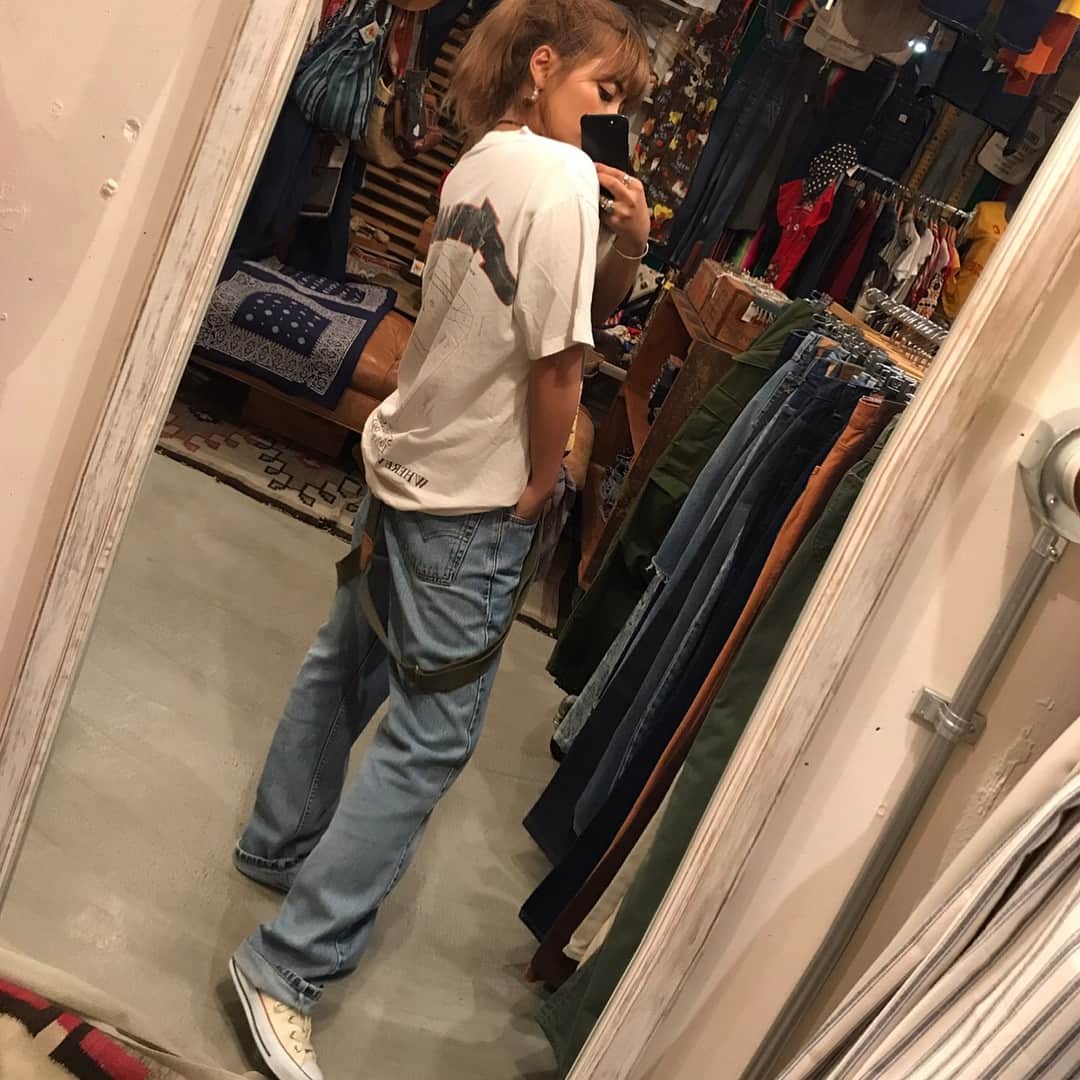 峯村優衣さんのインスタグラム写真 - (峯村優衣Instagram)「母の日なのでめちゃくちゃ弾丸で長野に帰省中✌🏻今日の夜には帰らなきゃだけどまみーも嬉しそう☺️最近地元が楽しいの 笑 写真は全く関係ないけどついこの間の私服pic👌🏻最近仕事の日は髪が邪魔すぎてだいたいアップにしてるよ🏝ウエーブアイロンの調子がいいこの頃😘この間購入したリングも雰囲気最高です✨ #きまぐれ更新 #峯村優衣」5月14日 11時37分 - minemura_yui