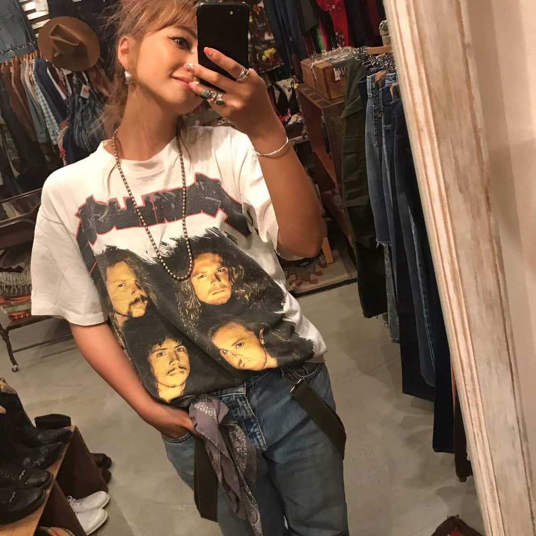 峯村優衣のインスタグラム：「母の日なのでめちゃくちゃ弾丸で長野に帰省中✌🏻今日の夜には帰らなきゃだけどまみーも嬉しそう☺️最近地元が楽しいの 笑 写真は全く関係ないけどついこの間の私服pic👌🏻最近仕事の日は髪が邪魔すぎてだいたいアップにしてるよ🏝ウエーブアイロンの調子がいいこの頃😘この間購入したリングも雰囲気最高です✨ #きまぐれ更新 #峯村優衣」