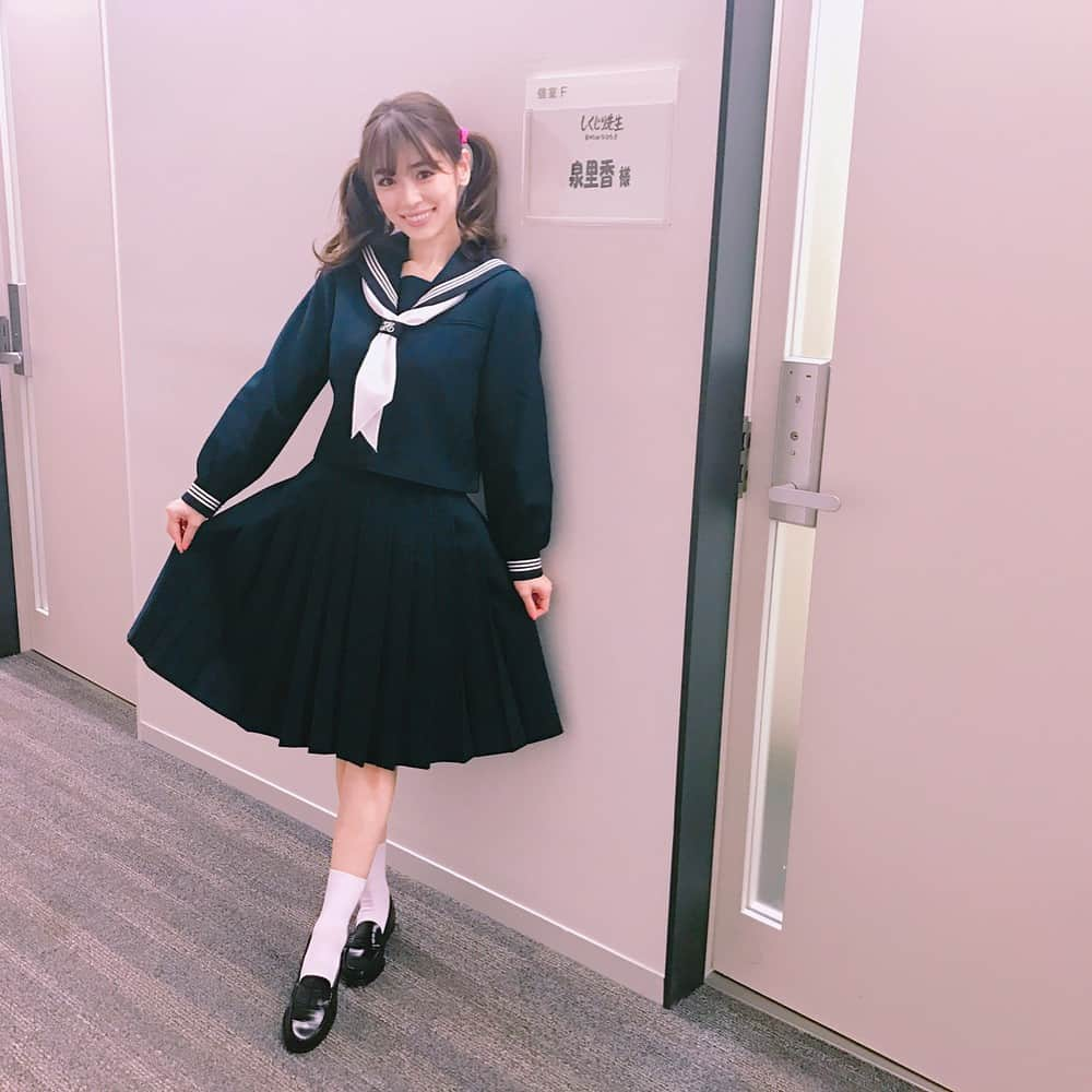 泉里香さんのインスタグラム写真 - (泉里香Instagram)「今夜は、しくじり先生❗️ 21:58 ～ 23:05 テレビ朝日「しくじり先生俺みたいになるな!!」 出演させて頂きました😍❣️ セーラー服が着れてテンションあがりすぎて、写真連写。笑 なんとなく、昔こういうポーズあったよね？？っていうポーズをして撮ってみました。笑 ぜひ今夜見てください💕 #しくじり先生#テレビ朝日#セーラー服#コスプレ」5月14日 13時06分 - rika_izumi_