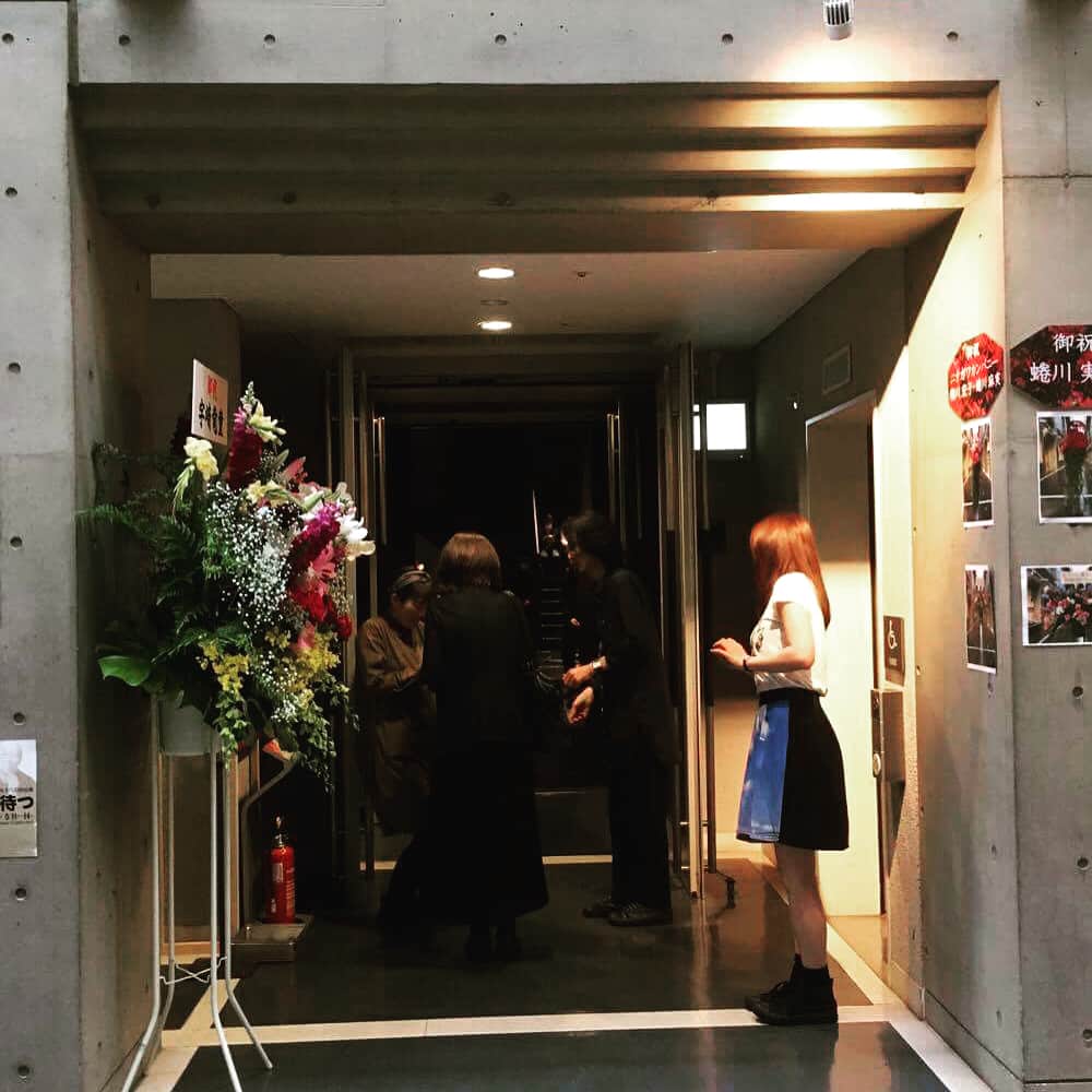 今村沙緒里さんのインスタグラム写真 - (今村沙緒里Instagram)「NINAGAWA STUDIO2017🎫 It has been a year since director Yukio Ninagawa died. He is my master.  Our seniors played, i helped a little and watched theater.I felt nostalgia and origin. I was glad to meet company's member and I love theater...i want to meet him. NINAGAWA STUDIO公演 ”待つ” ニナガワスタジオの先輩たちの公演を、 少しのお手伝い、観劇してきました。 蜷川さんが亡くなってから1年。 あの扉は、演劇への入り口で、 入る時は毎日、すっごく緊張した。 OLだったわたしは、ニナガワスタジオに憧れてオーディションを受けました。なにもわからないまま、情熱だけ持って。10年前です。 懐かしい稽古場、あたたかい先輩、スタッフのみなさん、懐かしさと、原点を思いました。 同期のあやちゃんと、ビールを飲んだ。 わたしは成長できているのか？ 蜷川さーん！会いたい、ぜ。 #japan #japanese #play #director #theatre #yukioninagawa #ninagawacompany #disign #setdesign #beer #photo #love #thanks #life 안녕 #사랑 #아트 #놀이 #芝居 #公演 #蜷川幸雄 #演出家 #ニナガワスタジオ #待つ #彩の国さいたま芸術劇場 #原点 #チケット係 #あやちゃん #舞台やりたくなりました」5月14日 23時35分 - saorix13