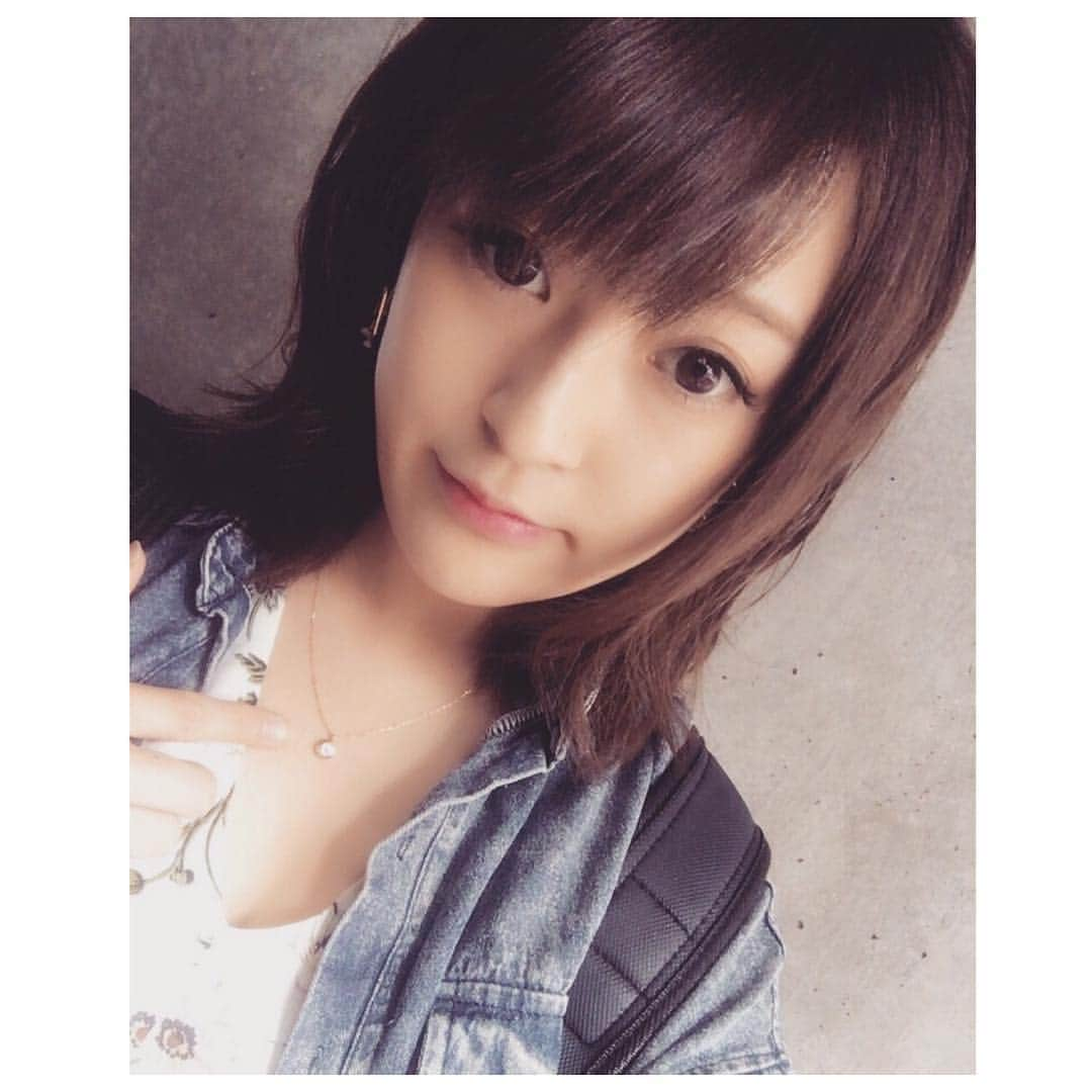 天野恵のインスタグラム：「母の日 #母がお誕生日に作って送ってくれた想い出のネックレス #毎日つけてる #宝物 #ジュエリーデザイナー #尊敬 #love #いつもありがとう😊 #髪の毛だいぶ慣れた #みんなコメント本当にありがとう(;_;) #後でコメ返します>_<」