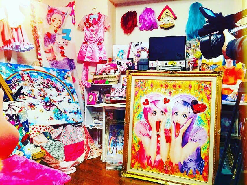 マコ・プリンシパルのインスタグラム：「【TV出演のお知らせ】📺⚡️💕 5/17(水)21時～テレビ東京 「家、ついて行ってイイですか？」２時間スペシャル マコプリちょこっと出演いたします✨ 番組の収録場所として魅惑のmyクレイジールームを使っていただきました✨ ドキドキ良かったら観てね💖」