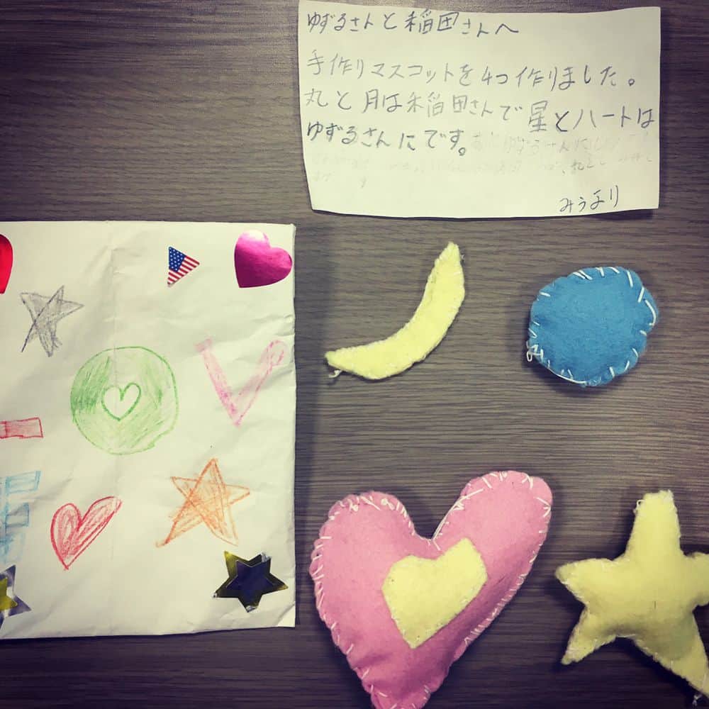 河井ゆずるさんのインスタグラム写真 - (河井ゆずるInstagram)「6歳と11歳の姉妹、ゆうちゃんとみうちゃんからファンレターをもらいました。  6歳の子からすると稲田は矢沢永吉さんみたいなことなのかもしれません。  お姉ちゃんは手作りのマスコットをくれました。  僕にはピンクのハートと黄色の星のマスコットを。  稲田には月と丸。 、、、丸っ！？ 子供の感性は本当に面白くて素敵。  #ファンレター #ゆずるくん #いなだ」5月14日 20時38分 - kawaiyuzuru