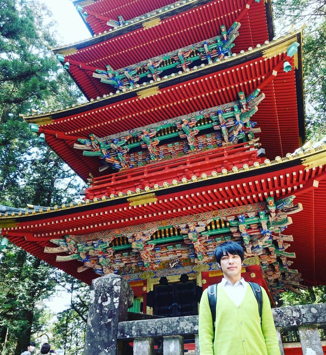 川島明のインスタグラム：「競馬の予想を完全にハズしたので今夜は一生懸命羊を食べに行こうと思います。 写真はいつかの日光東照宮。」